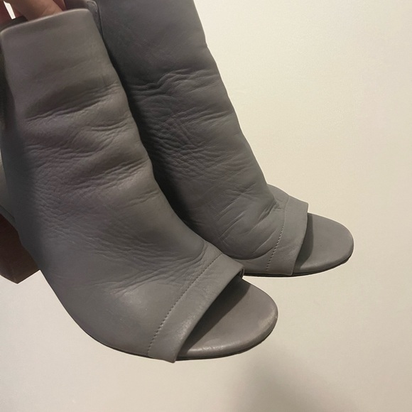 Vince Faye Block Heel Ankle Strap Booties Gray Size 8 - Picture 2 of 6